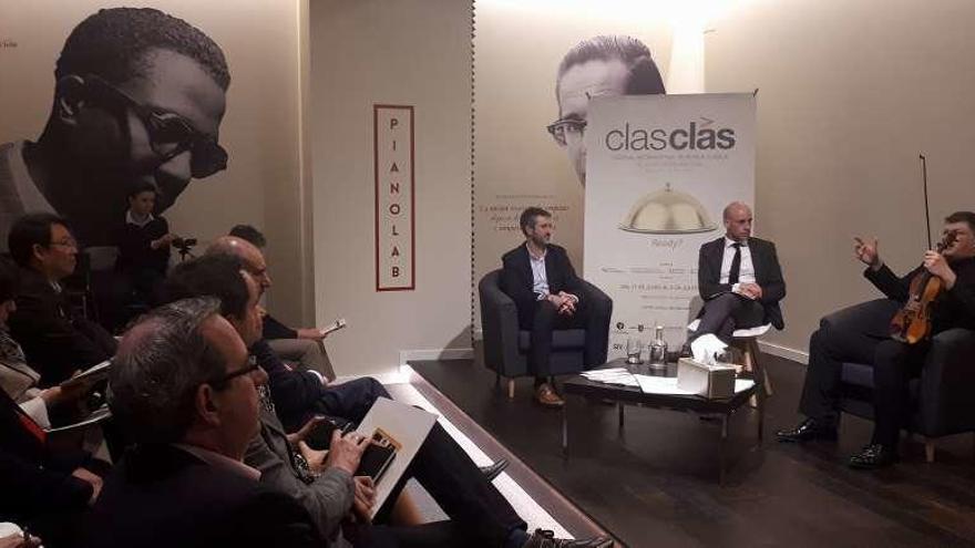 El alcalde de Vilagarcía, Alberto Varela; el crítico musical David Rodríguez Cerdán y el director artístico del Clasclás, Guy Braunstein, ayer en la sala de Hinves Pianos en Madrid. // FDV