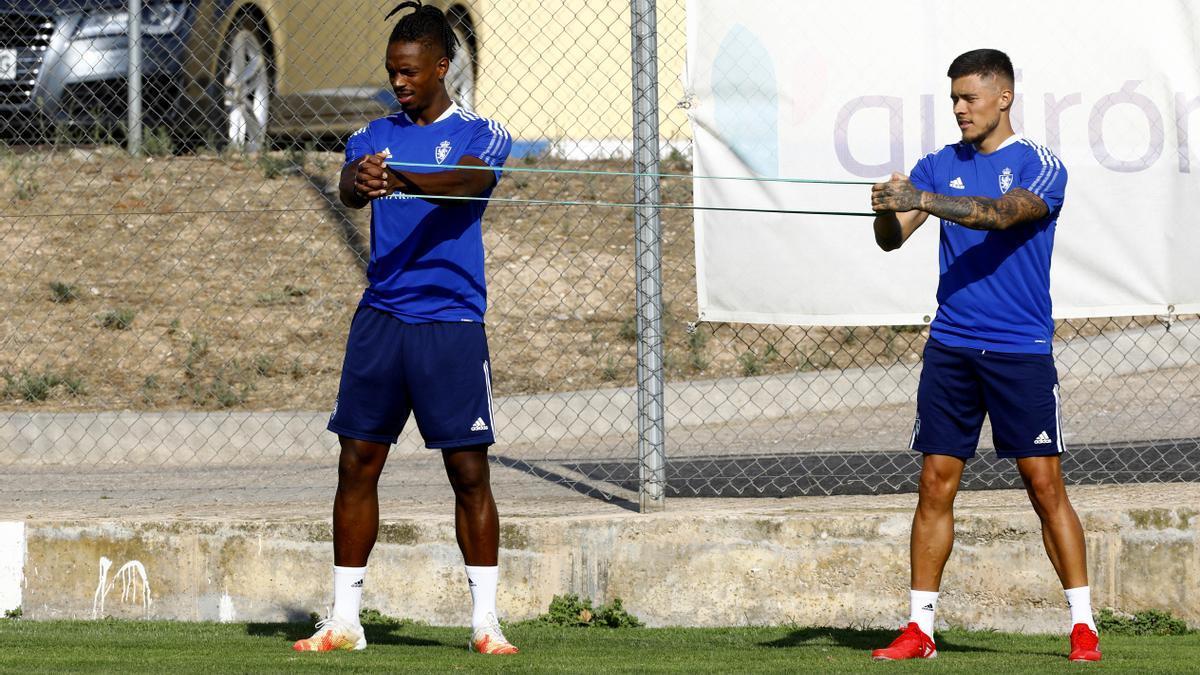 Jair Amador y Narváez realizan un estiramiento en el entrenamiento del Real Zaragoza.