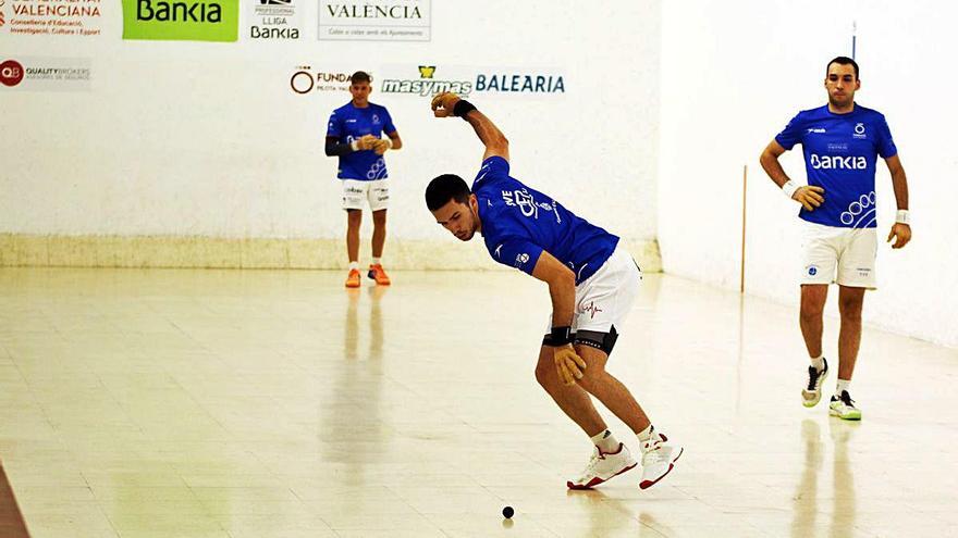 Seve es disposa a jugar una pilota parada, ahir al trinquet d&#039;Oliva.