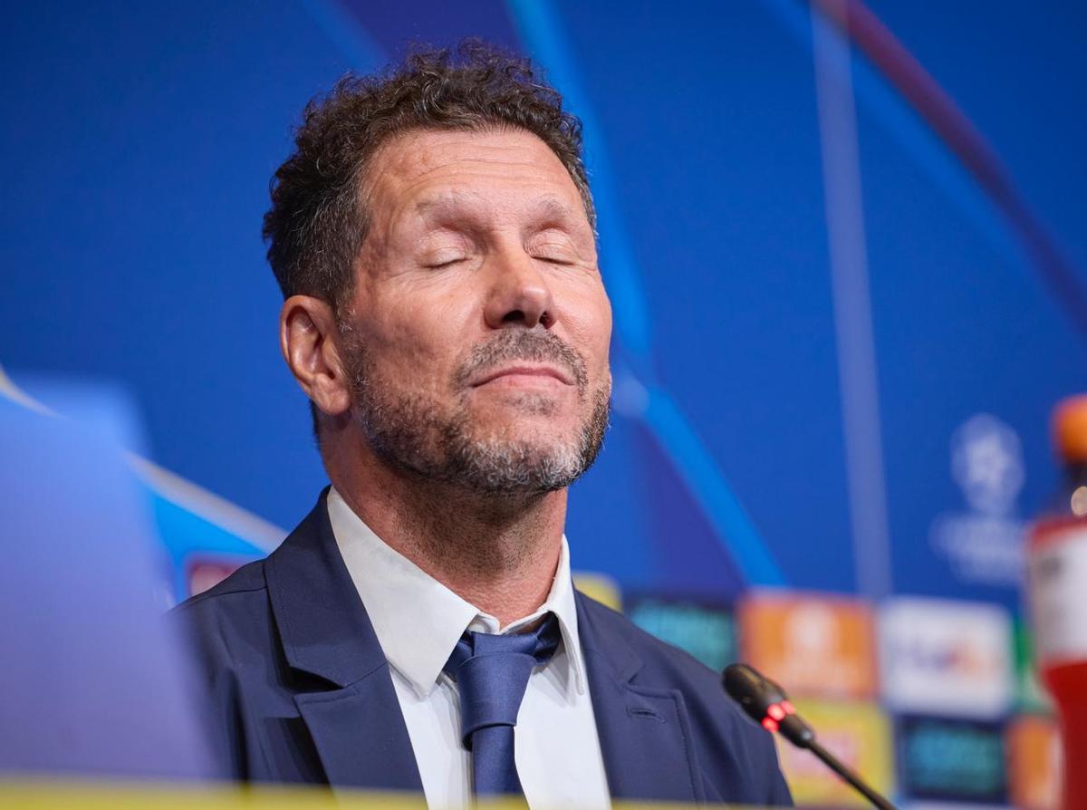 El Cholo meditando durante una pregunta