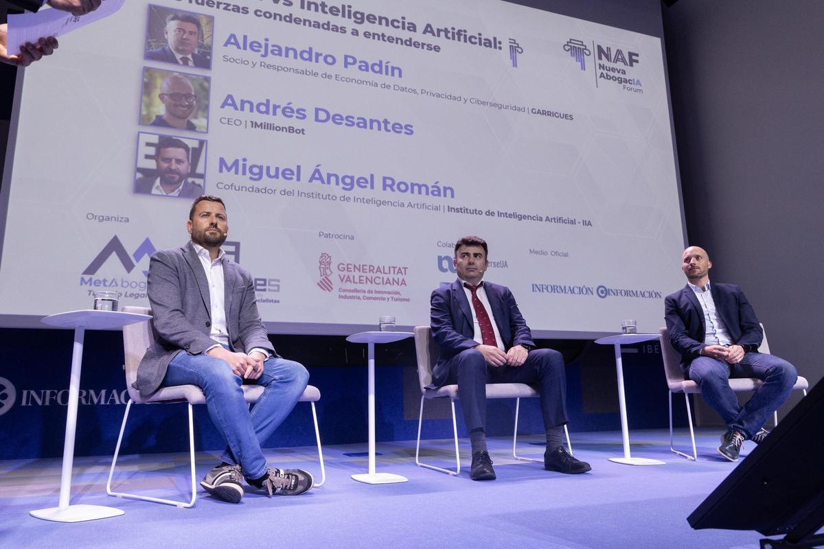 Miguel Ángel Román, Alejandro Padín y Andrés Desantes en la mesa «Abogacía VS IA».