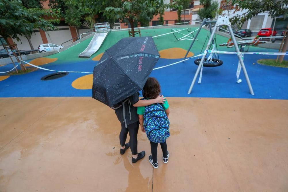 València ya precinta los juegos infantiles de sus parques