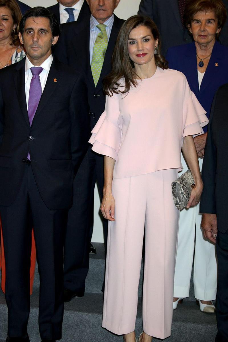 Letizia Ortiz brilla con un total look de Zara en rosa palo