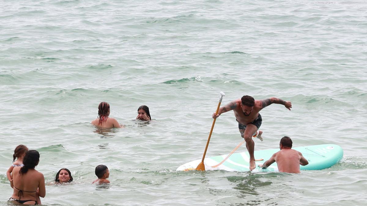 Bañistas disfrutando de las aguas este martes en Samil.