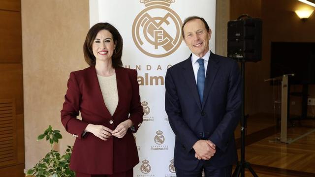 Ladrero y el director de Relaciones Institucionales del Real Madrid, Butragueño.