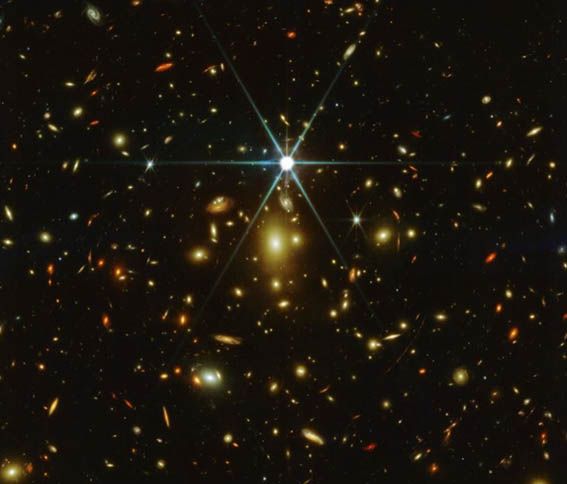 Las increíbles imágenes de la Galaxia Rueda captadas por la NASA