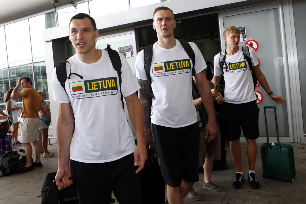 Las estrellas del combinado español fueron recibidas por los aficionados en el aeropuerto de la Costa del Sol, a donde también llegó la selección lituana con el excajista Kuzminskas