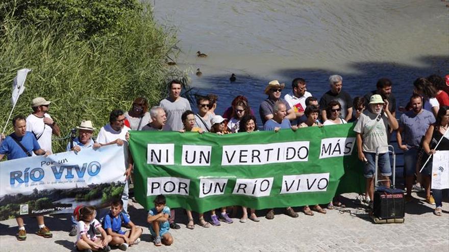 Por un Río Vivo exige actuaciones por el vertido de orujo en el Guadalquivir