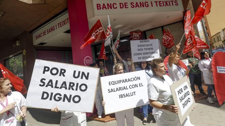 Protesta del personal del Banco de Sangre.