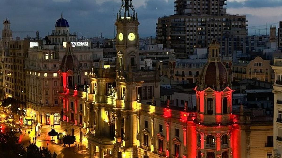 La fachada municipal luce los colores de la bandera de España