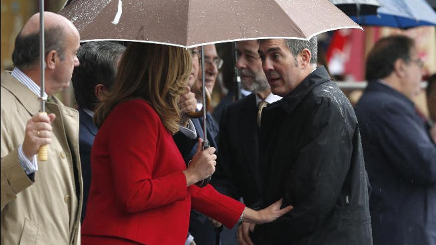 Susana Díaz y Fernando Clavijo en un instante del desfile.