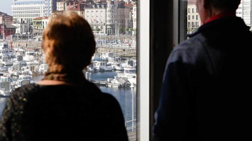 Socorro y Roberto, de Alcohólicos Anónimos, observan el puerto deportivo.