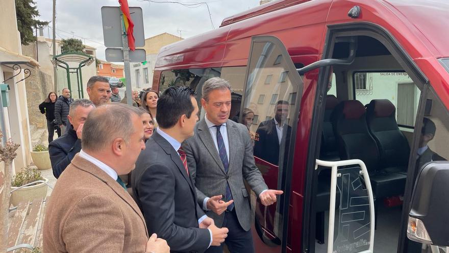 Un bus a demanda llevará a los vecinos de 26 núcleos rurales del Noroeste hasta el casco urbano