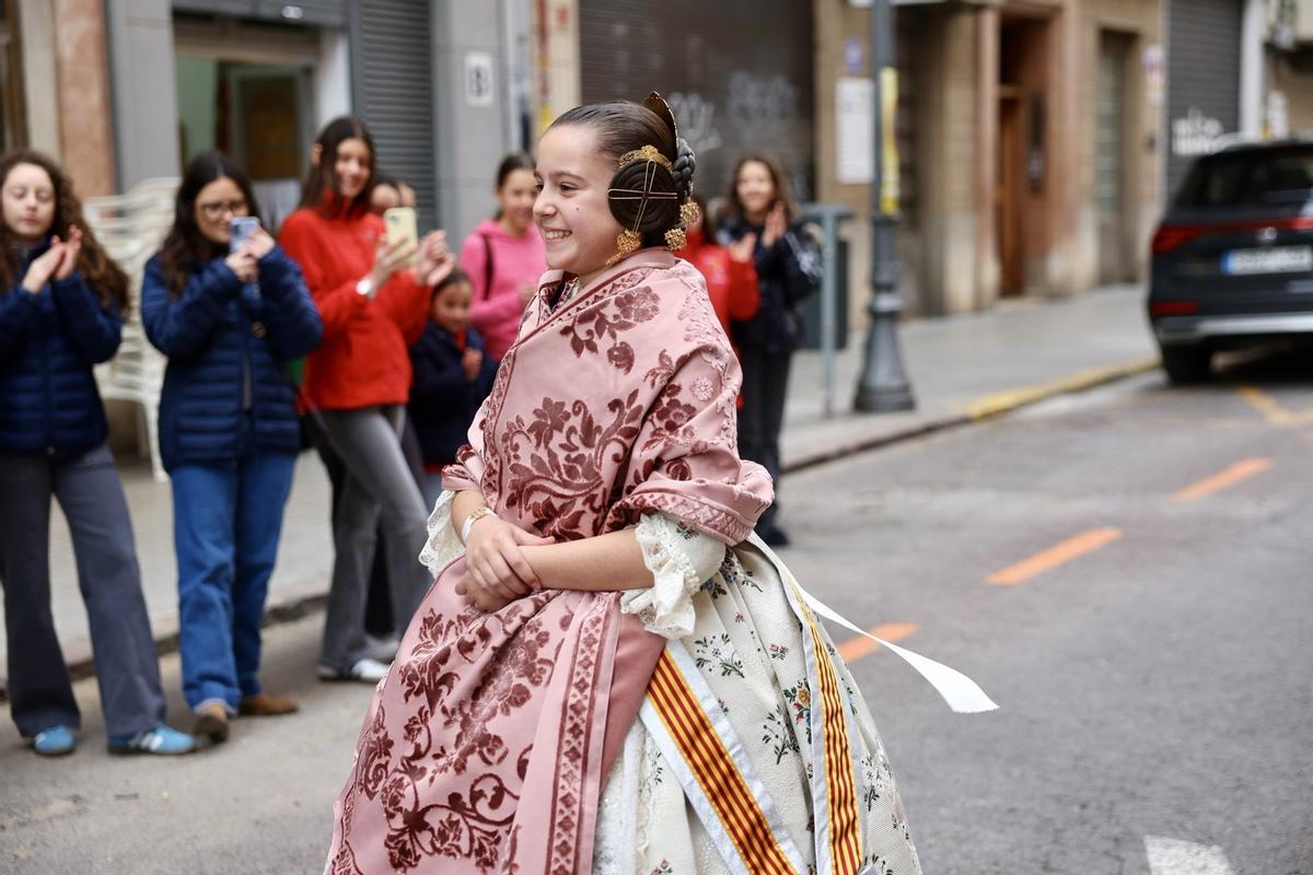 La falla El Quarantahuit mantiene viva la tradición de las bolilleras