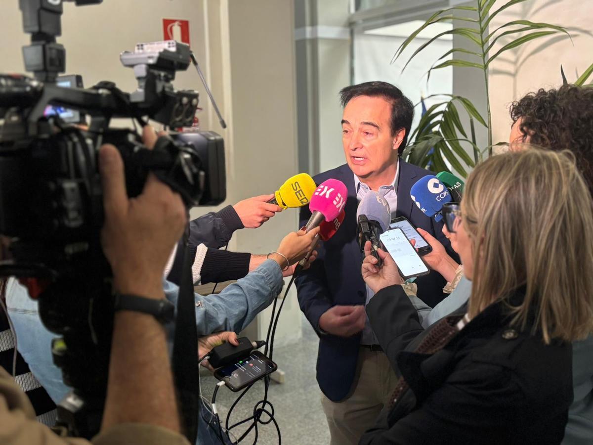 Jesús Gumiel, presidente de Cocemfe Badajoz, atiende a los medios de comunicación en la Delegación del Gobierno en Extremadura.