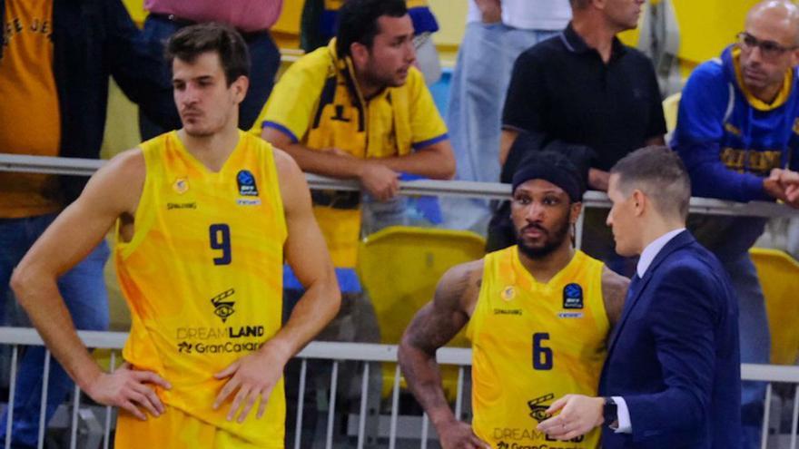 Lakovic charla con Albicy tras la final de la Eurocup; a su lado, Brussino. | JOSÉ CARLOS GUERRA