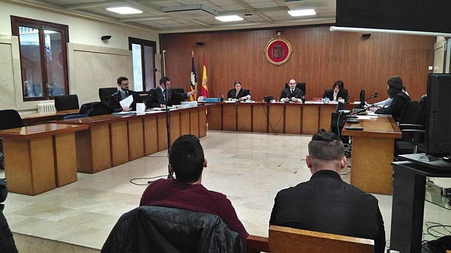 Los dos sospechosos, ayer durante el juicio celebrado en la Audiencia de Palma.