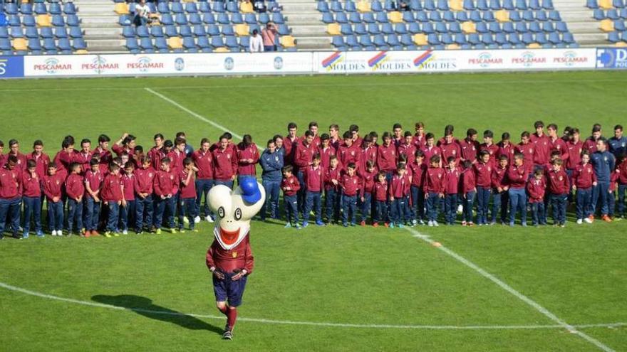 Todos los equipos de categorías inferiores en el partido frente al Burgos en Pasarón. // G. Santos