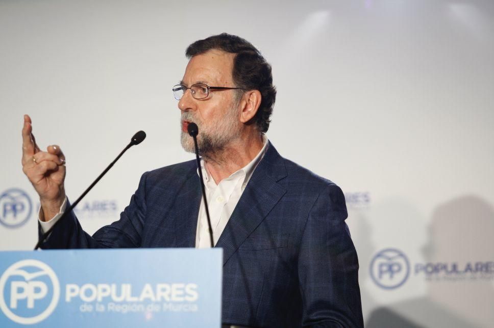 Rajoy se da un baño de multitudes en Murcia