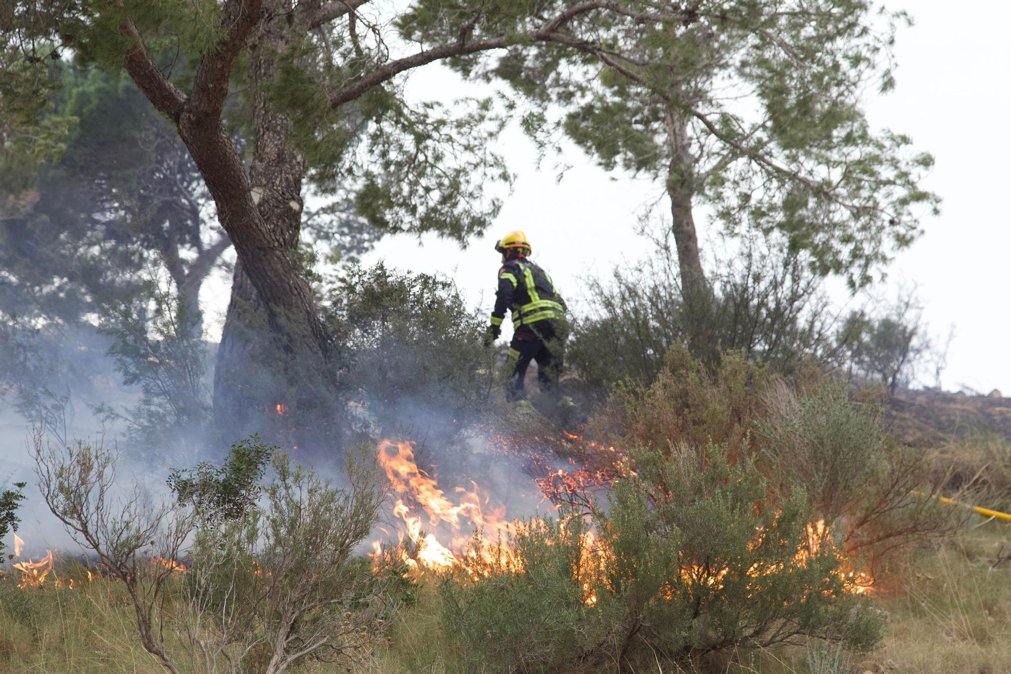 Desalojo de vecinos afectados por el incendio de Aigües