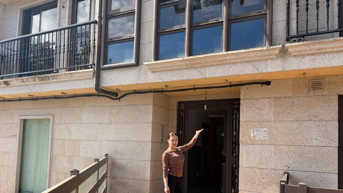 Carolina Martínez okupa desde hace meses en un edificio de la Travesía do Pedregal, en Bertamiráns.