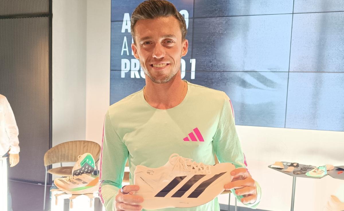 Carlos Mayo, con sus flamantes nuevas zapatillas