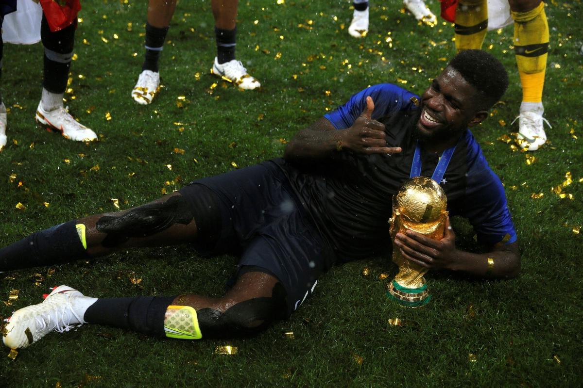 El defensa francés Samuel Umtiti posa con el trofeo tras el partido Francia-Croacia, final del Mundial de Fútbol de Rusia 2018, en el Estadio Luzhnikí de Moscú, Rusia,