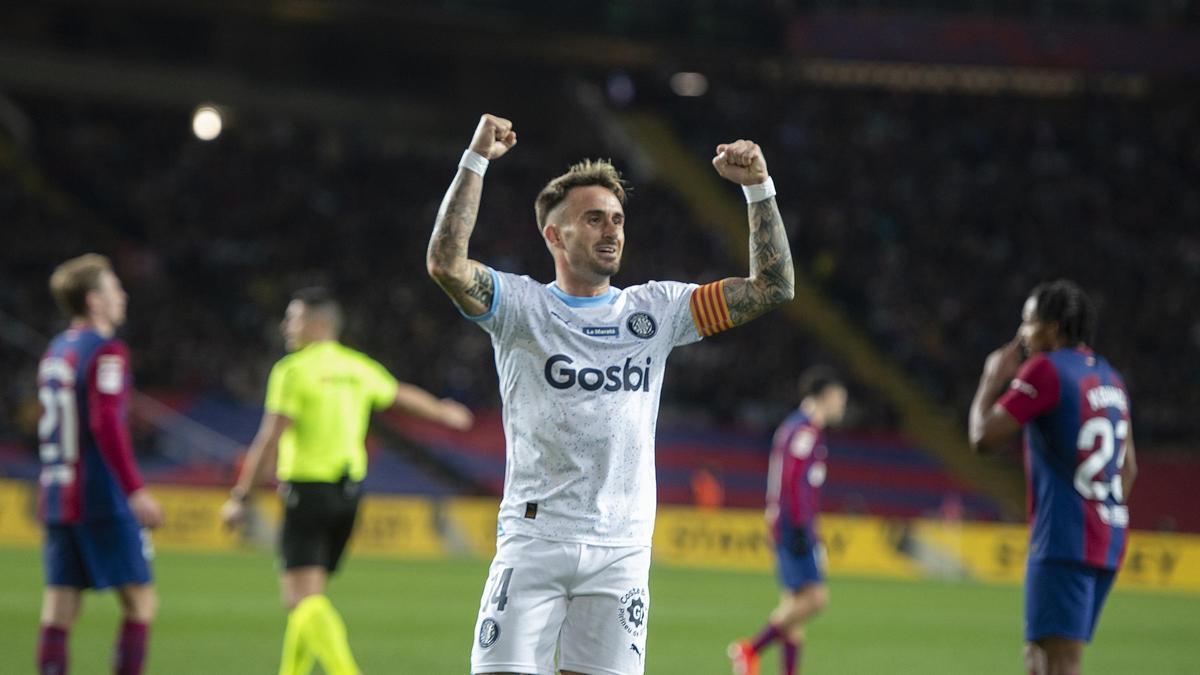 Aleix García levanta sus brazos tras anotar el Girona el segundo gol durante el partido de liga entre el FC Barcelona (Barça) y el Girona.