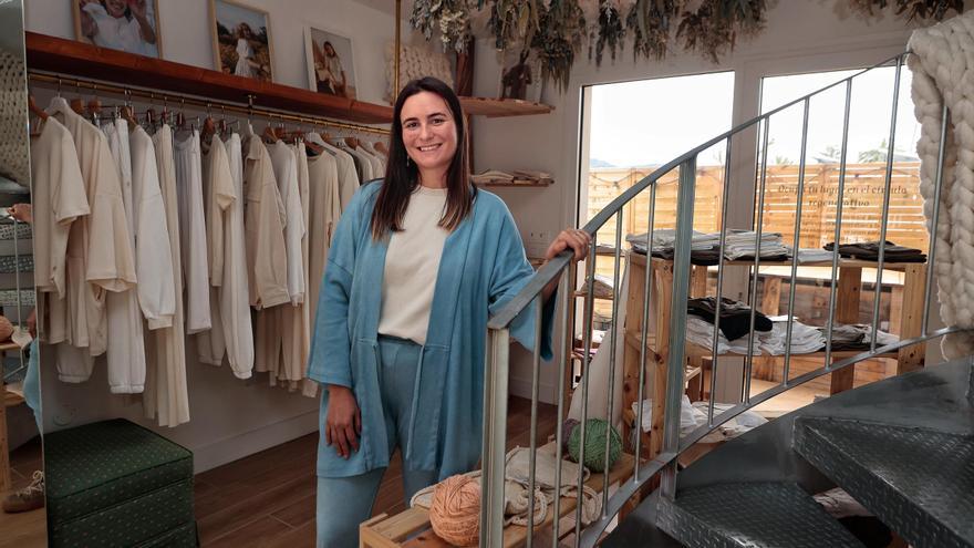La joven que revoluciona la moda desde Canarias: crea ropa tan natural que sirve de compost para plantas