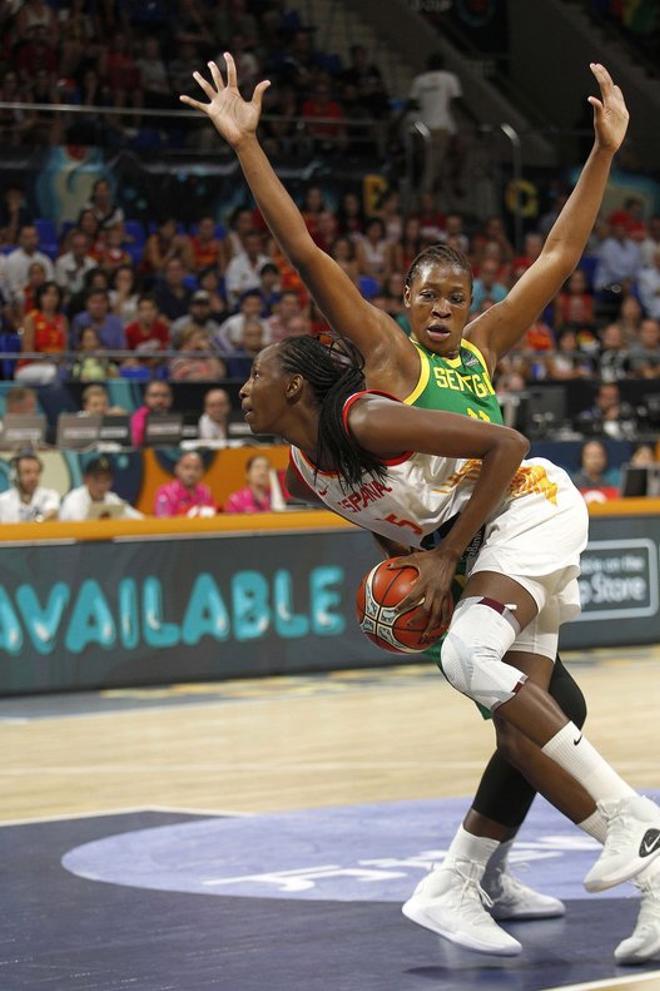 Astou Ndour realiza una maniobra de tiro durante el partido ante Senegal.