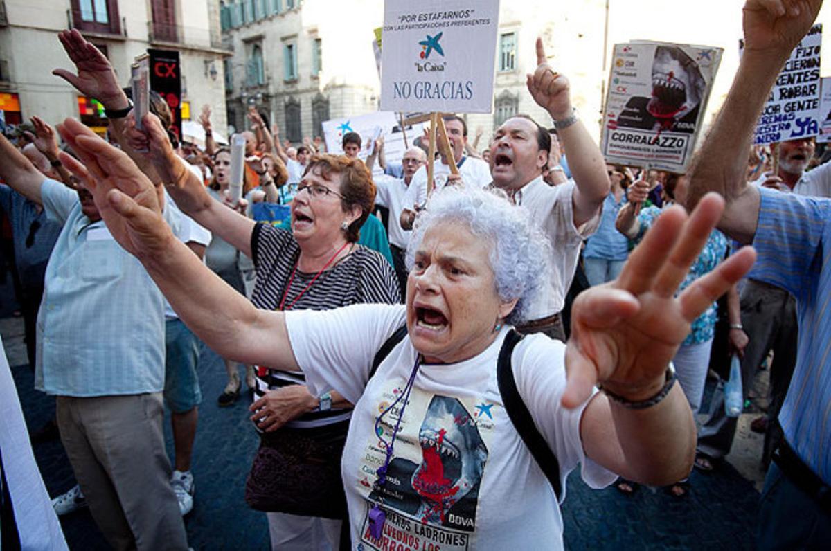 Concentració convocada per Acampada Barcelona per protestar contra les retallades del Govern, a la plaça de Sant Jaume (Barcelona).