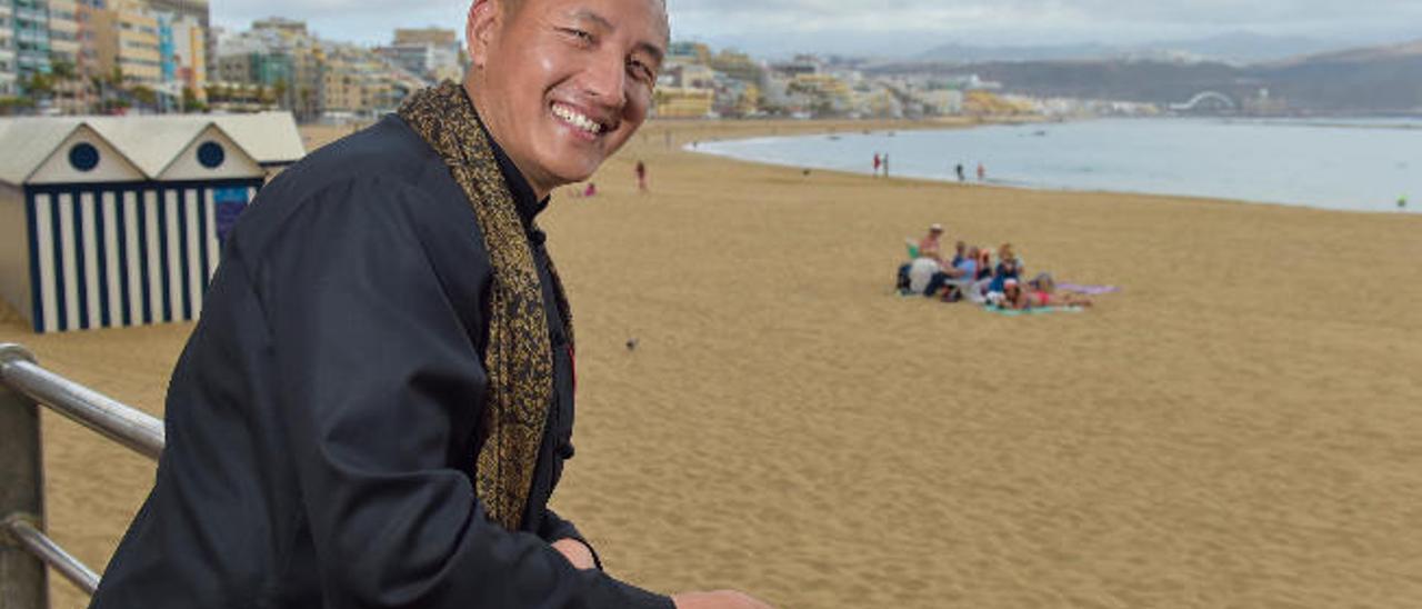 Tulku Lobsang, lama y médico del Tíbet, en La Puntilla ayer.