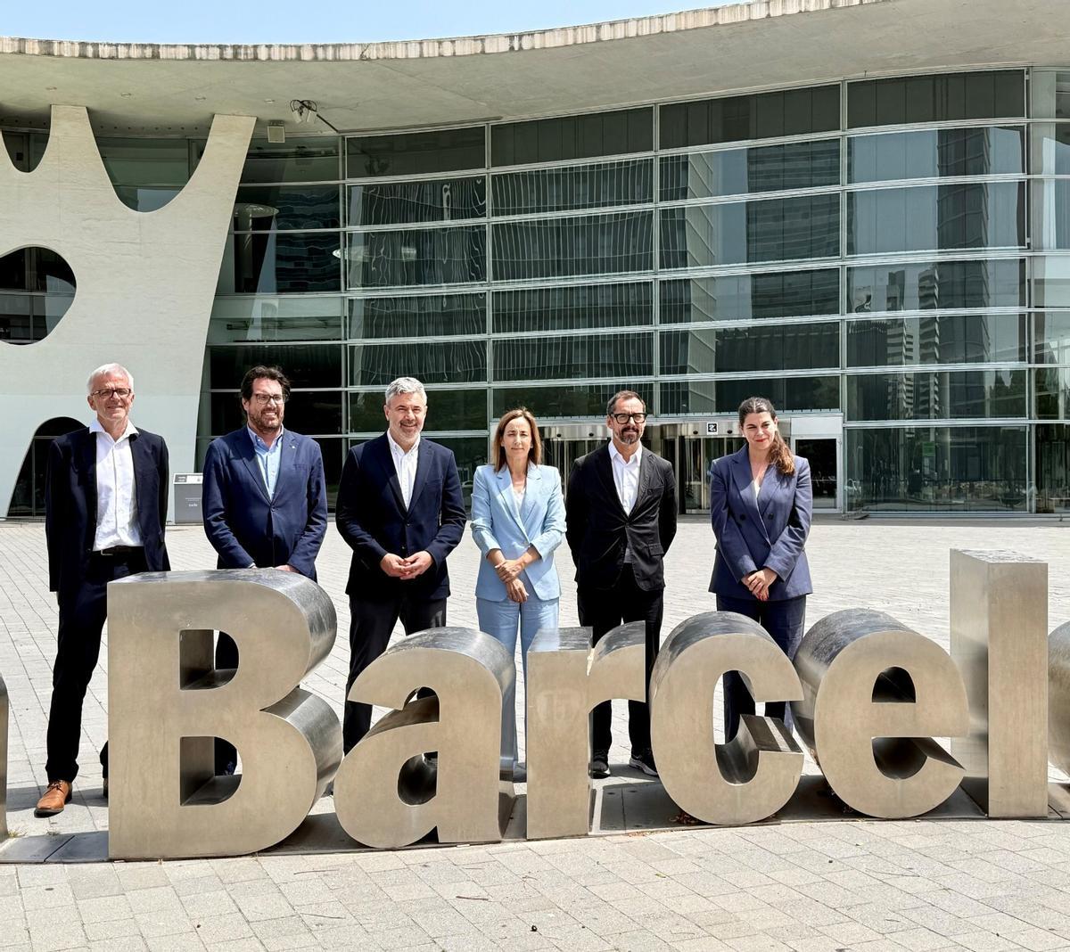 De izquierda a derecha: el director de Aeroports de Catalunya: Jordi Candela; el secretario de Empresa i Competitivitat, Jaume Baró; el vicepresidente de Air Transporte Events Informa, Steven Small; la directora del aeropuerto de Barcelona-El Prat, Eva Valenzuela; el gerente de Promoció Econòmica del Ayuntamiento de Barcelona, Miquel Rodríguez; y la directora de la Agència Catalana de Turisme, Arantxa Calvera.