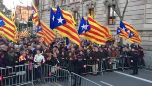 Ciutadans anònims acompanyen els tres protagonistes de la jornada.