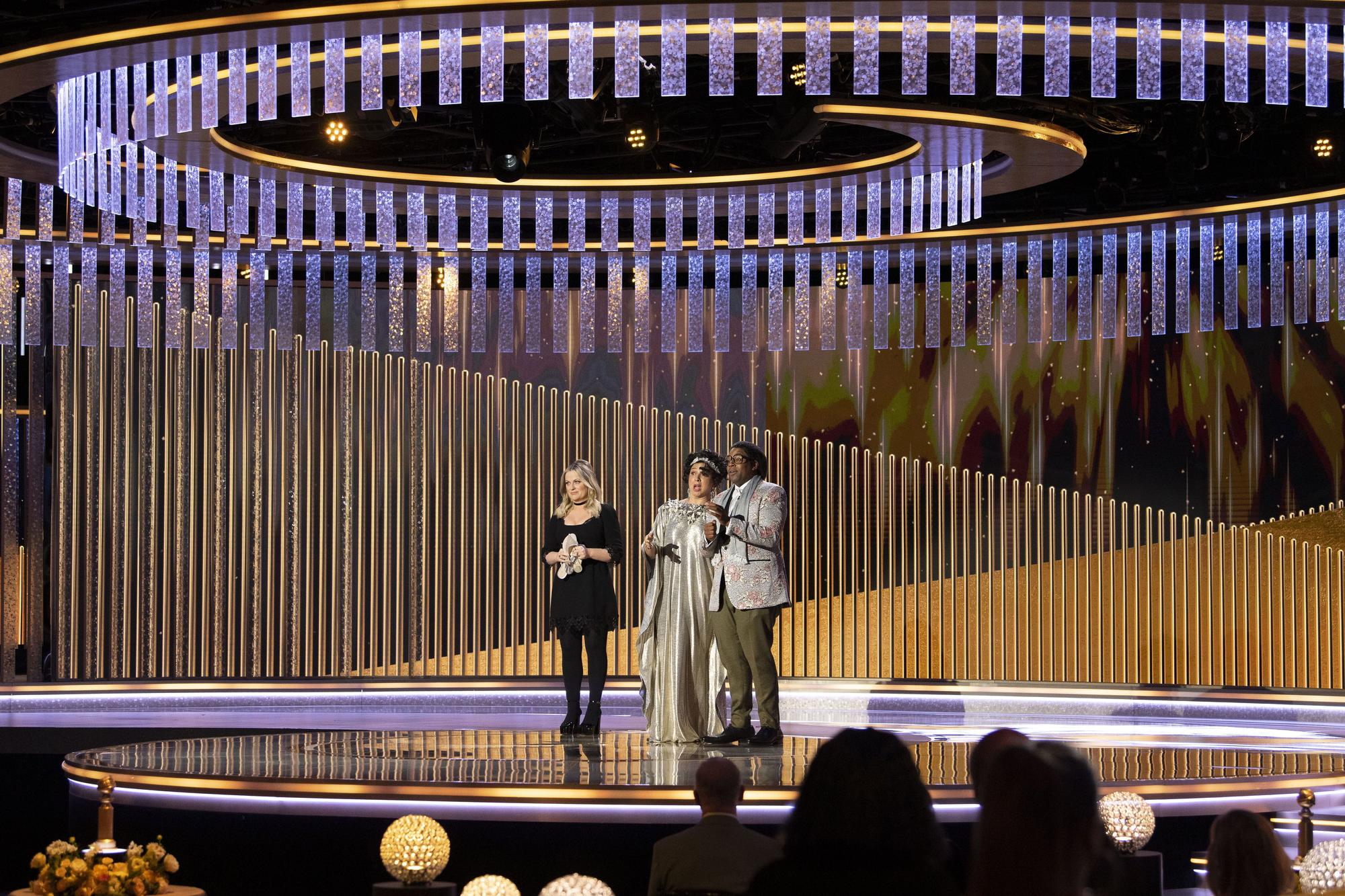 La presentadora Amy Poehler, Maya Rudolph y Kenan Thompson.