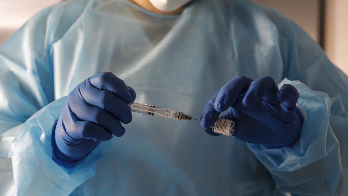 Arxiu - Una infermera amb una vacuna contra la covid-19