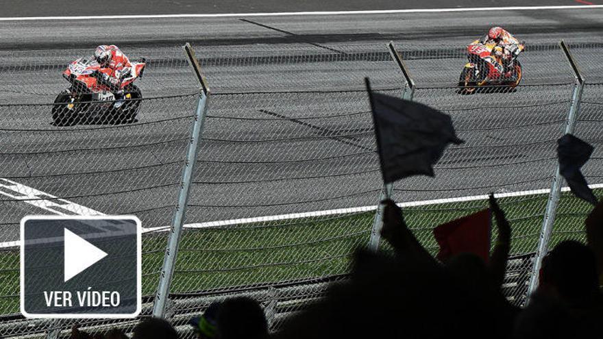 Andrea Dovizioso cruza primero la línea de meta.