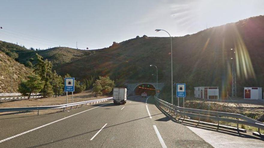 Fallece un joven motorista arrollado en un túnel de Vélez-Málaga