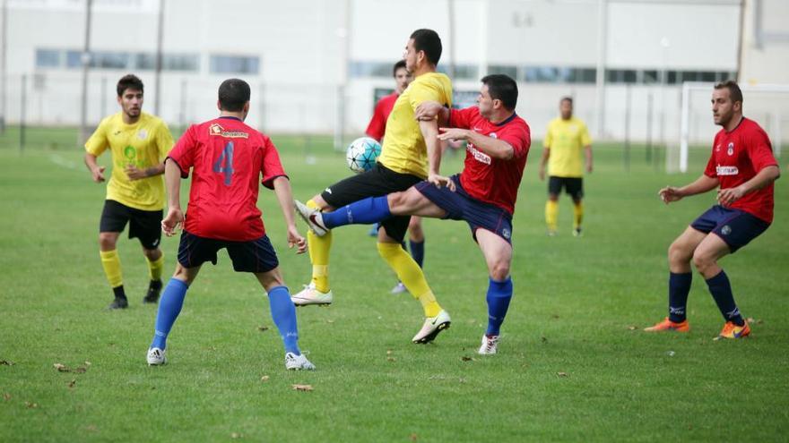 Una jugada del derbi entre Empuriabrava-Castelló i Esplais