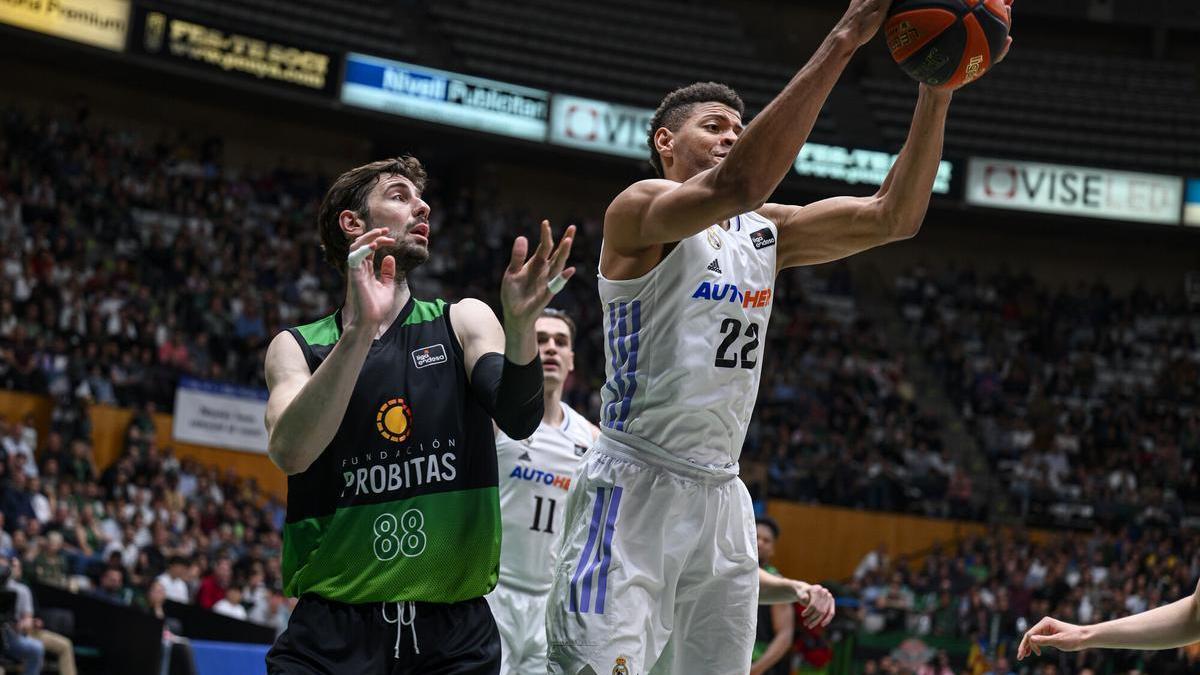 Walter Tavares, pieza clave del Madrid, captura un rebote frente a Tomic en el partido de Liga del domingo en Badalona.