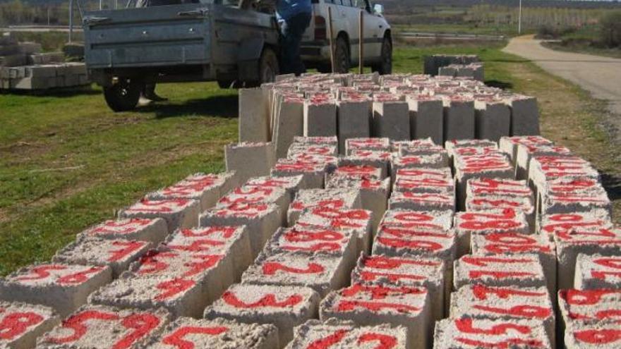 Operarios, ayer, recogen mojones para el replanteo de las fincas en Ayoó.