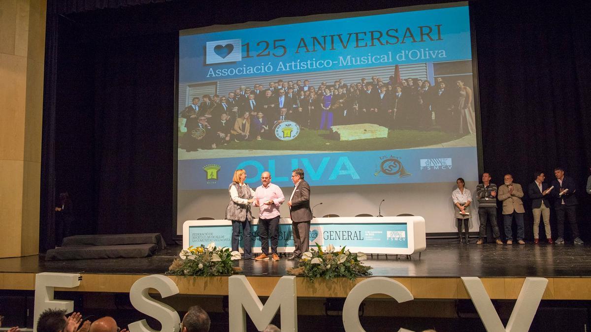 El presidente de la banda de Oliva recibe el galardón de la FSMCV