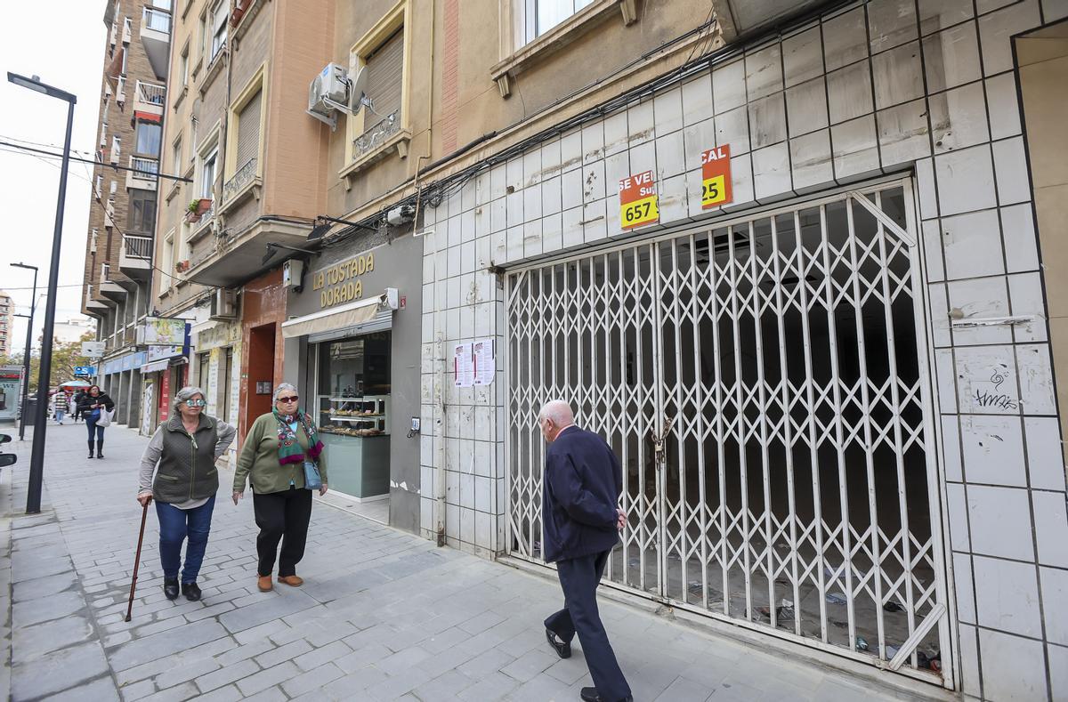 Un comercio cerrado en la calle San Mateo.