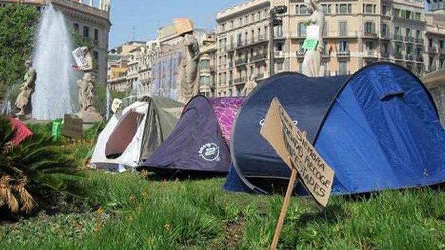 Cerca de un centenar de personas pernocta en plaza Cataluña