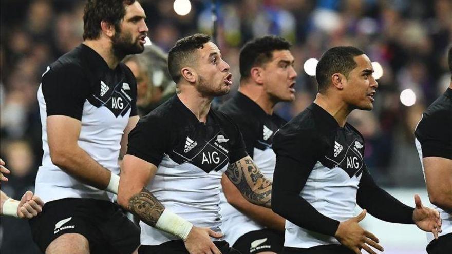 Así suena la hacka de los All Blacks, vestidos de blanco, en Saint Denis