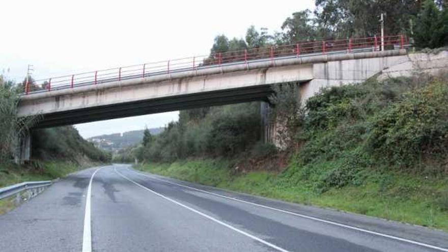 Paso elevado sobre la variante de O Morrazo desde la que se lanzaron piedras.  // S. Álvarez