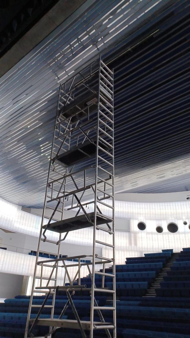 El andamilo colocado a la altura de la placa que se desprendió en el auditorio.