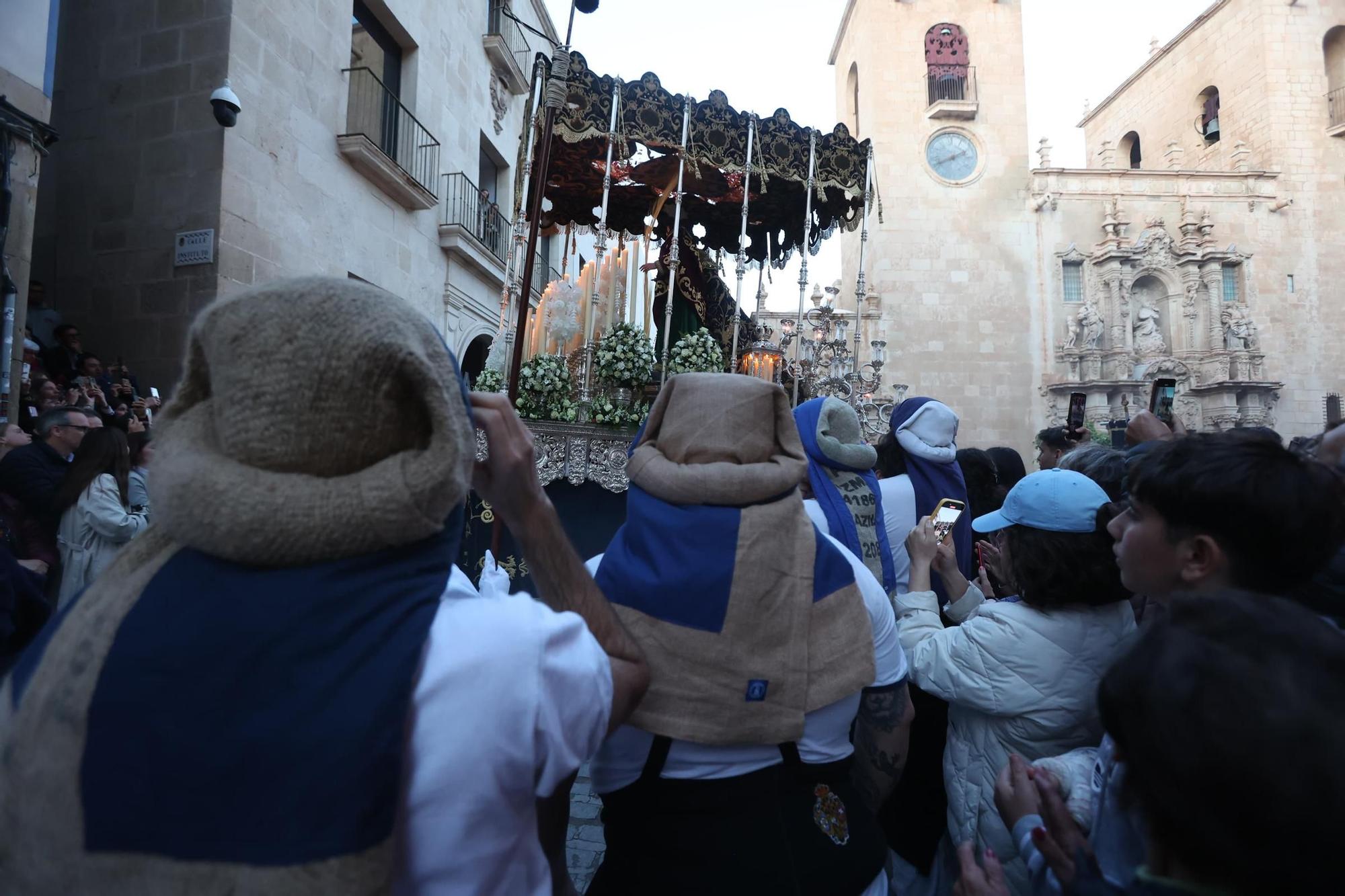 La Hermandad Cristo del Mar recorre el Casco Antiguo de Alicante este Martes Santo