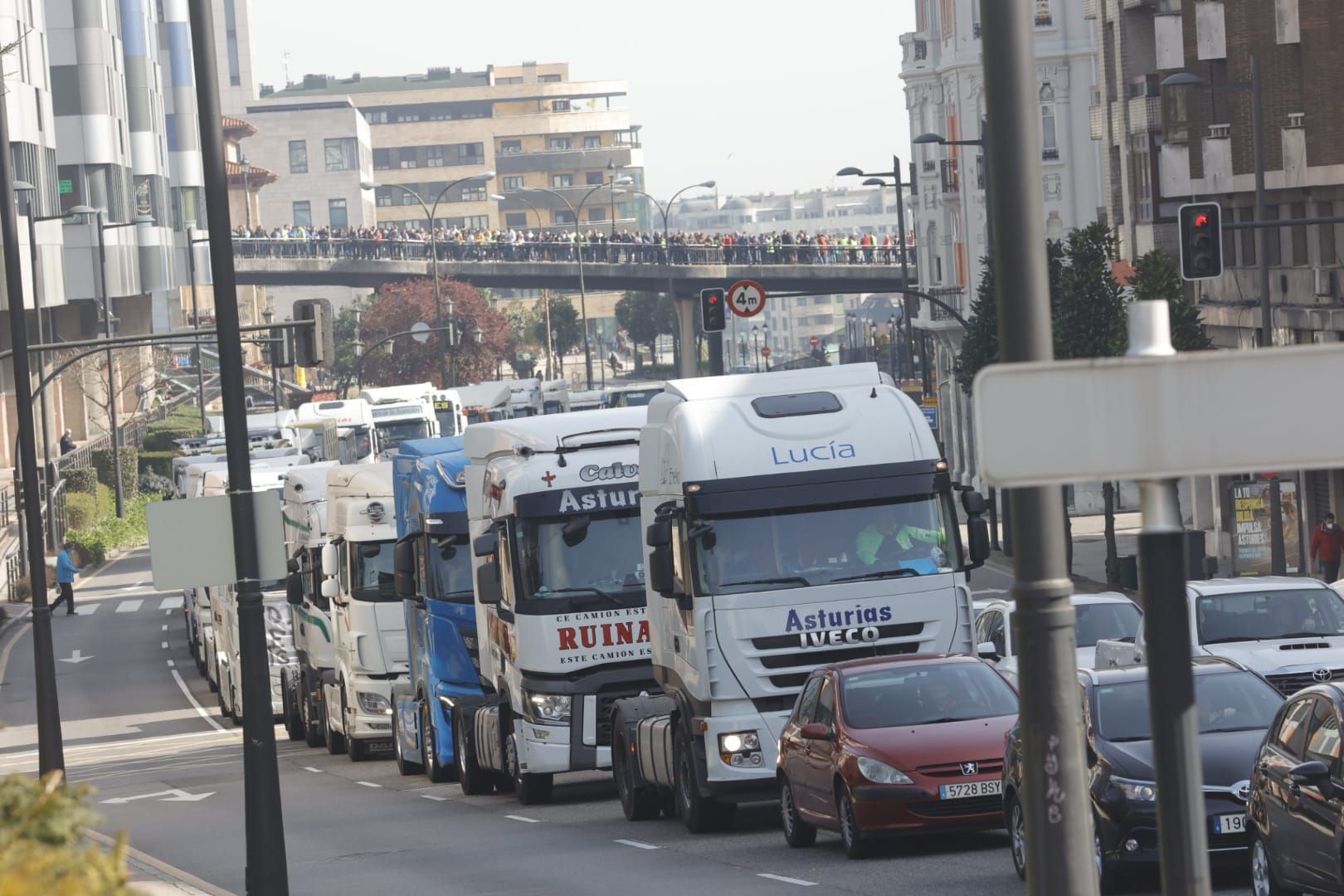 EN IMÁGENES: Los transportistas inundan las calles de Oviedo de camiones para visibilizar su protesta