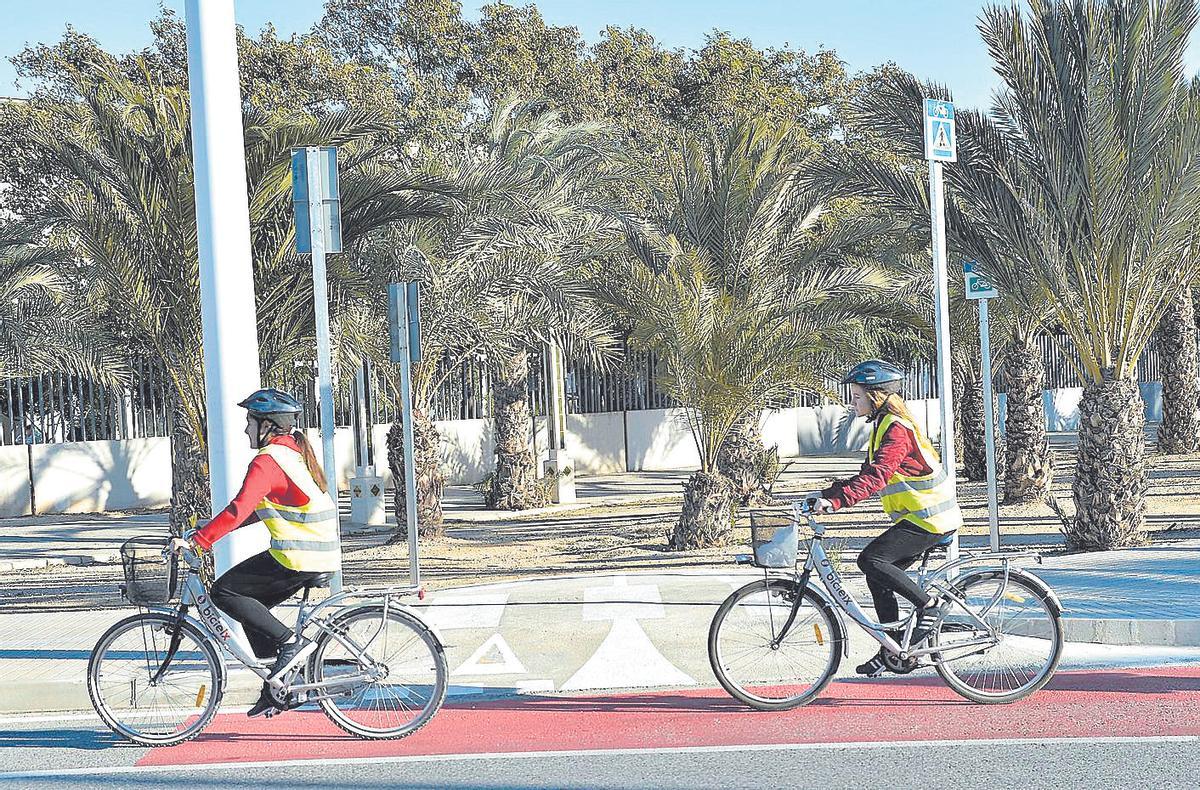 Elche ofrece una agradable ruta en bici por la ciudad.